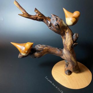 Composition d’oiseaux en bois d’If sur cep de vigne avec socle en hêtre – sculpture artisanale