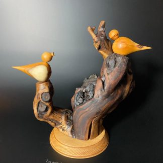 Composition d’oiseaux en bois d’If sur cep de vigne avec socle en hêtre décor spirale